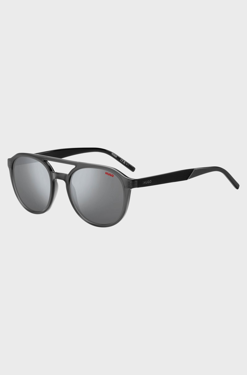 Hugo Boss Gafas de sol de acetato gris con puente doble y patillas estampadas