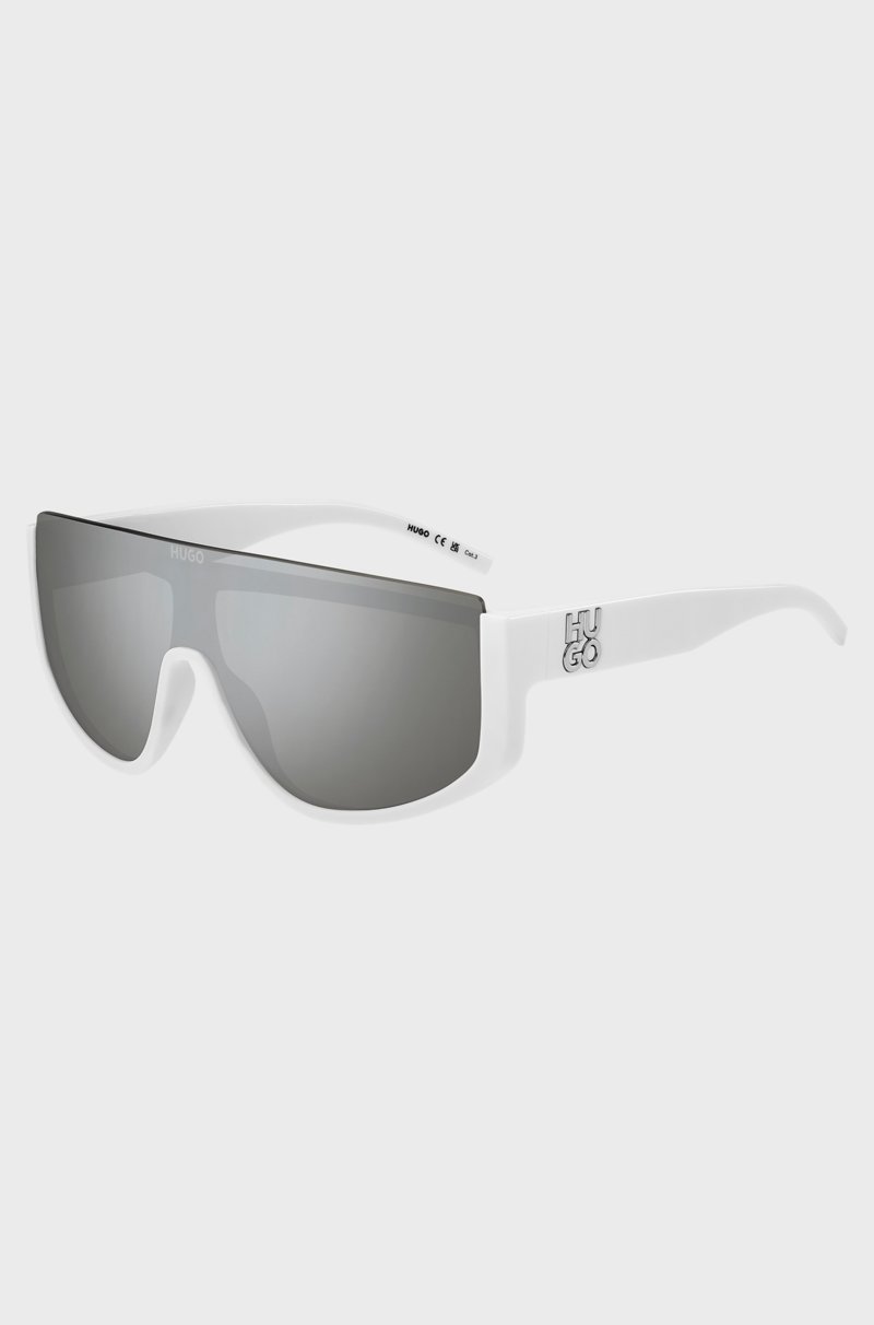 Hugo Boss Gafas de sol de estilo máscara en blanco con logo apilado