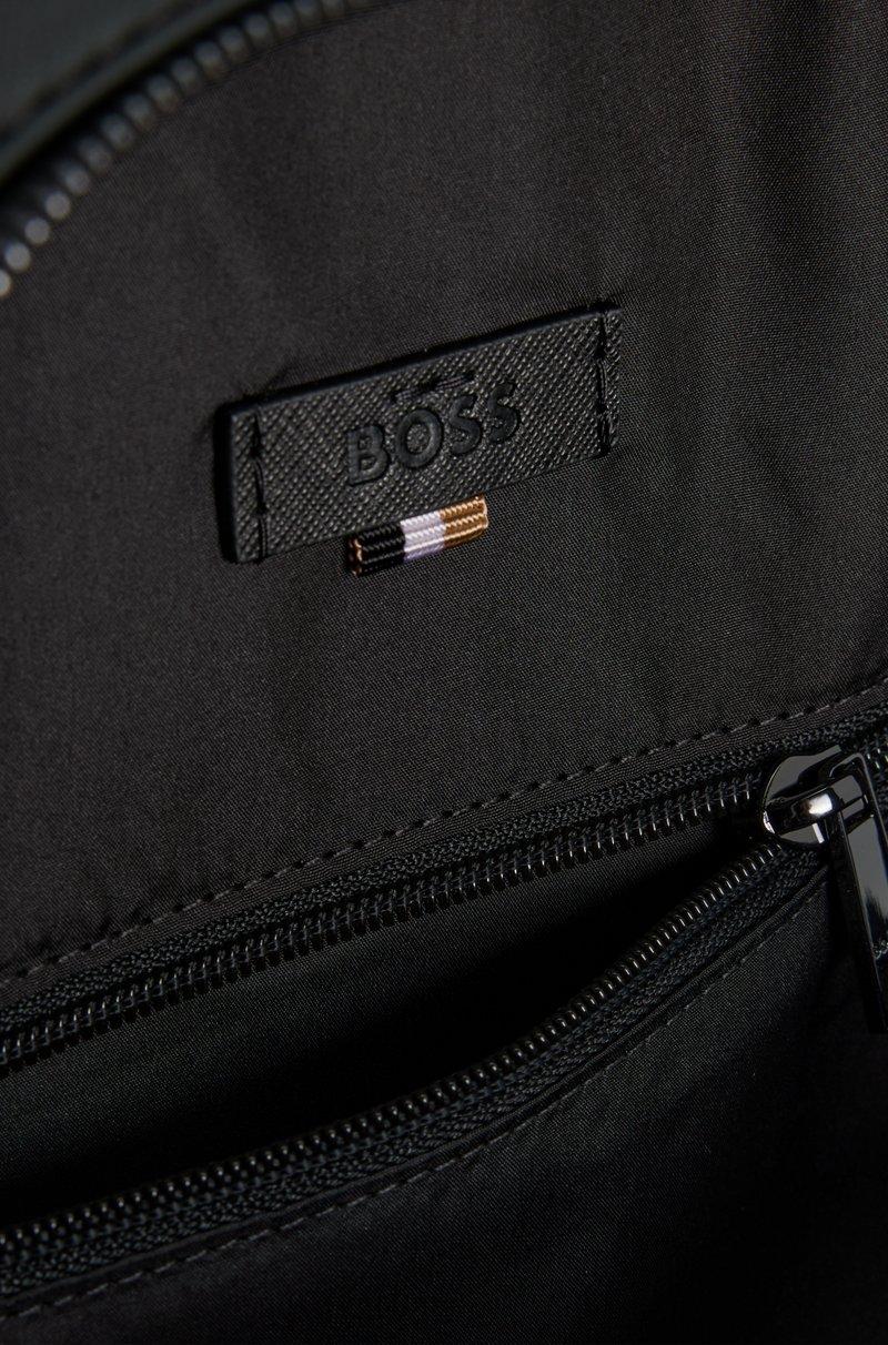 Hugo Boss Mochila Con Estampado De Monogramas En El Bolsillo