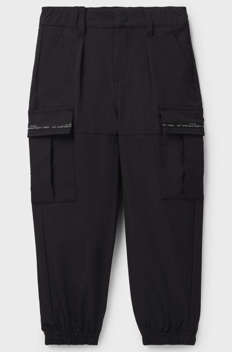 Hugo Boss Pantalones cargo para niños con ribetes de bolsillo de la marca