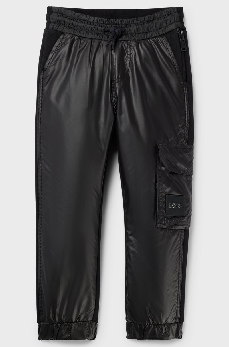 Hugo Boss Pantalones de chándal en mezcla de algodón para niños con bolsillo cargo de la marca