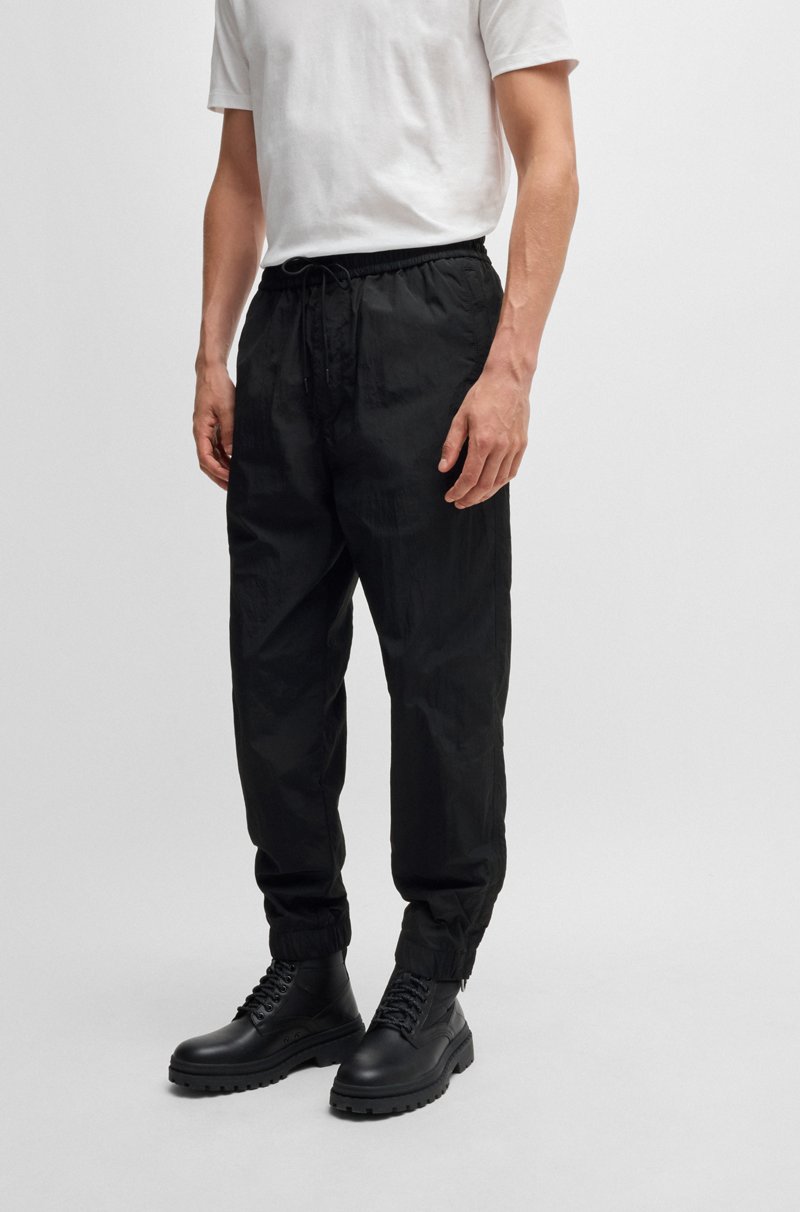 Hugo Boss Pantalones relaxed fit en tejido ligero repelente al agua