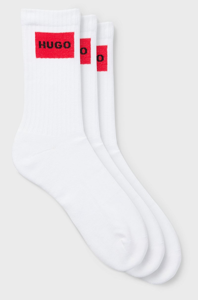 Hugo Boss Paquete de tres pares de calcetines cortos con etiquetas con logo rojas