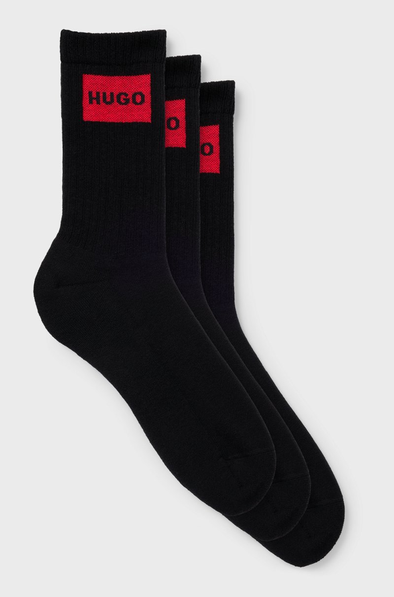 Hugo Boss Paquete de tres pares de calcetines cortos con etiquetas con logo rojas