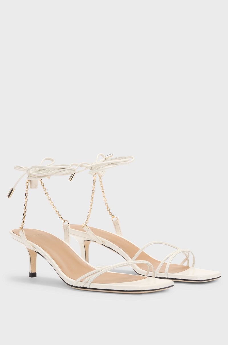 Hugo Boss Sandalias de piel con cadena en tono dorado