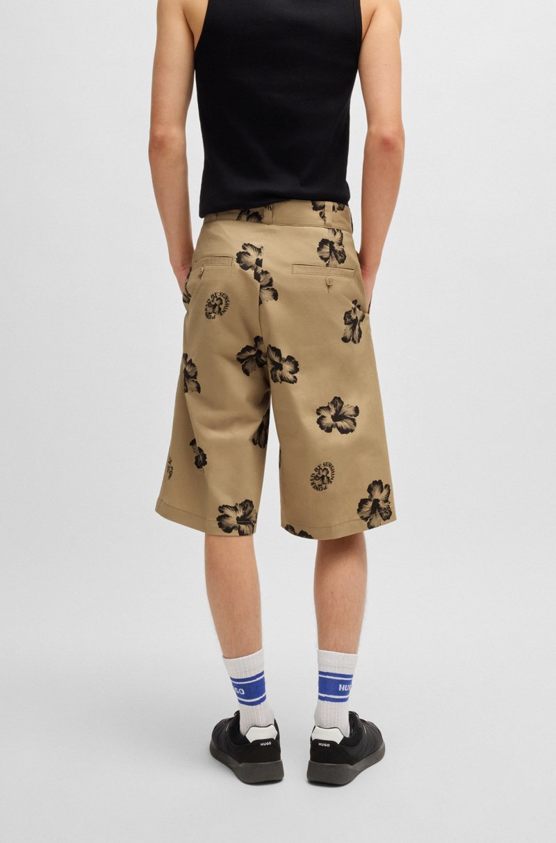 Hugo Boss Shorts Baggy Fit De Sarga De Algodón Elástico Con Estampado De Hibisco