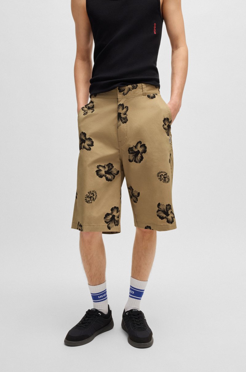 Hugo Boss Shorts baggy fit de sarga de algodón elástico con estampado de hibisco