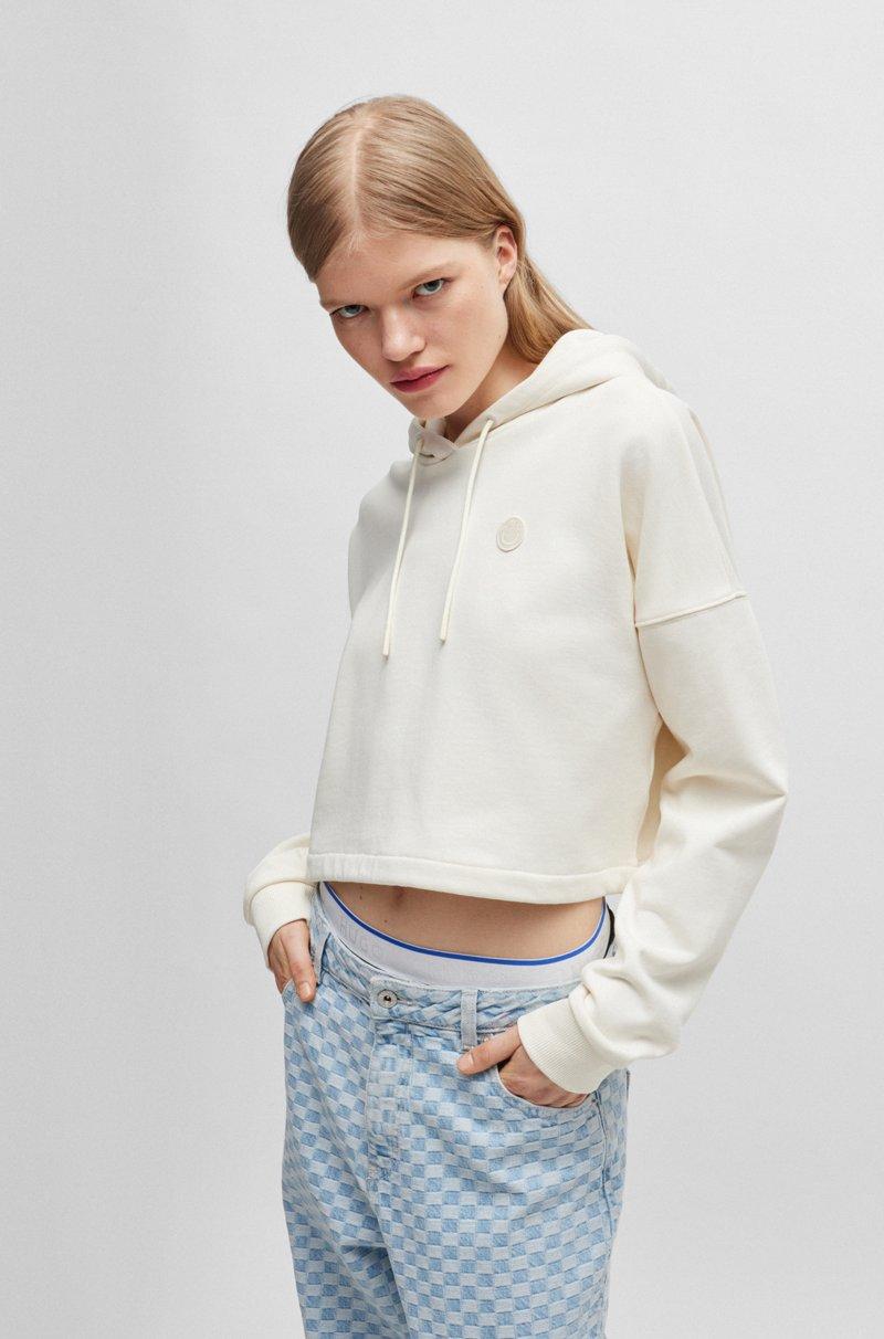 Hugo Boss Sudadera recortada de felpa de rizo con capucha e insignia de logo Happy HUGO