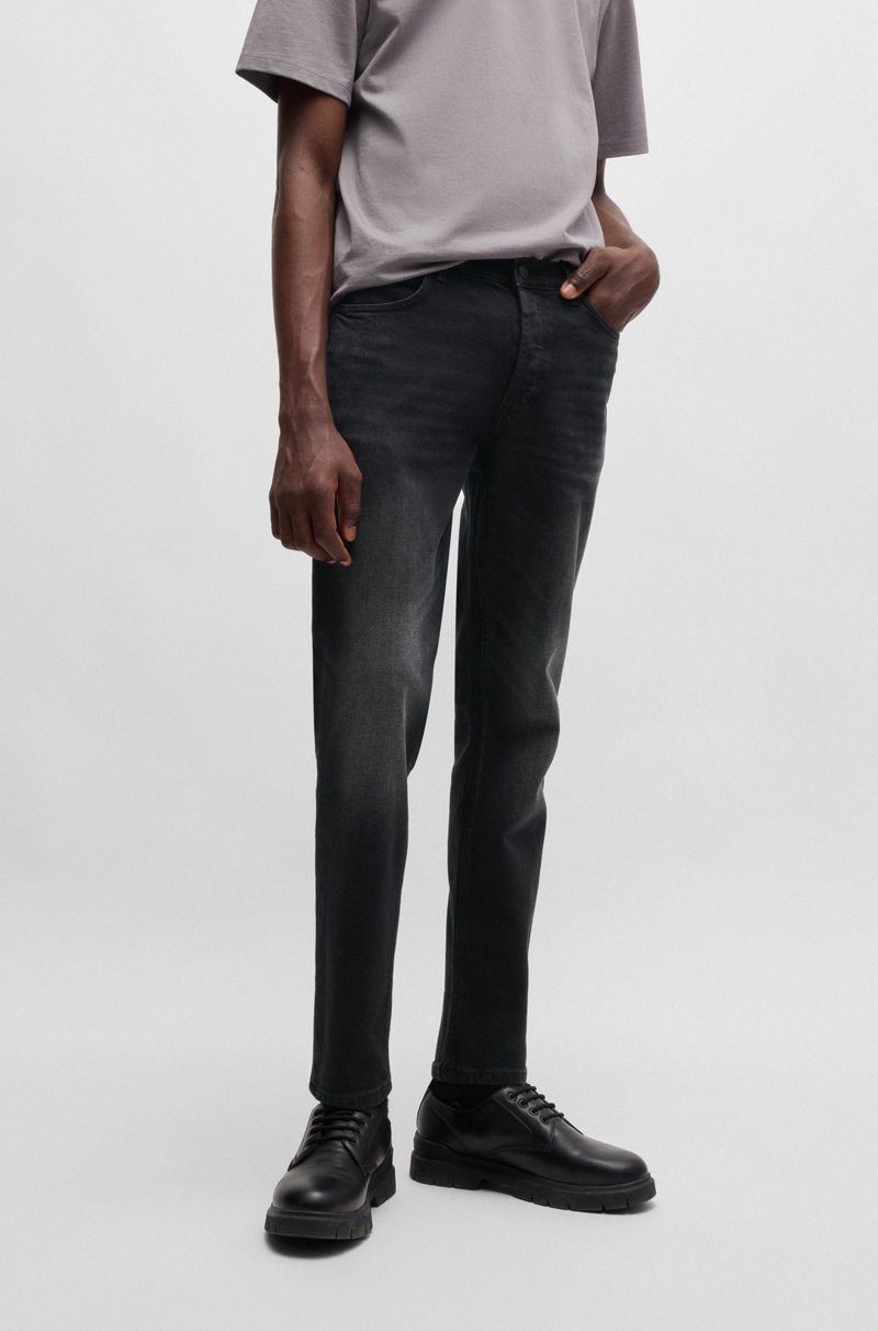 Hugo Boss Vaqueros tapered fit en denim elástico negro intenso