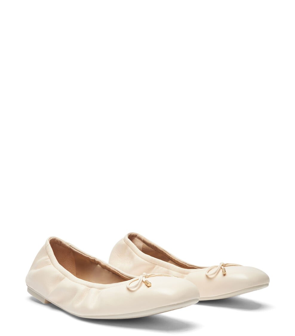 Stuart Weitzman BARDOT BOW FLAT En ARENA De Mujer | Stuart Weitzman®