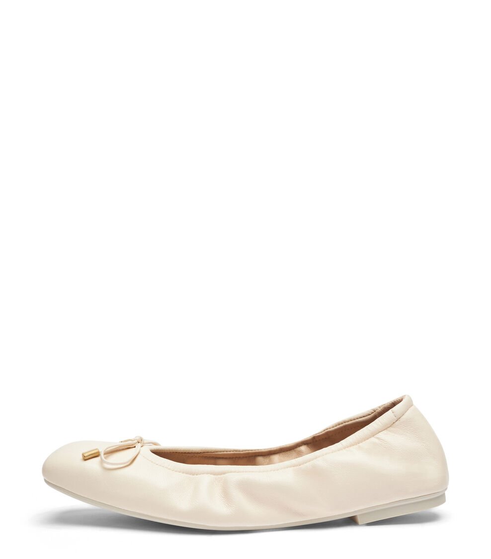 Stuart Weitzman BARDOT BOW FLAT En ARENA De Mujer | Stuart Weitzman®
