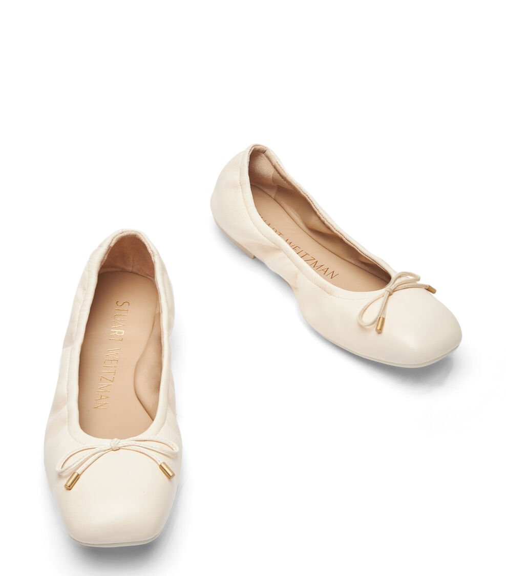Stuart Weitzman BARDOT BOW FLAT En ARENA De Mujer | Stuart Weitzman®