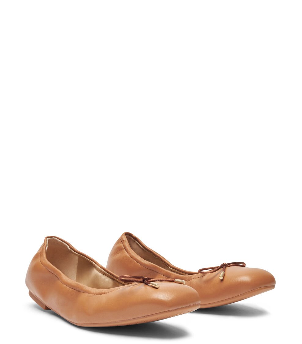 Stuart Weitzman BARDOT BOW FLAT En MARRÓN CLARO De Mujer | Stuart Weitzman®