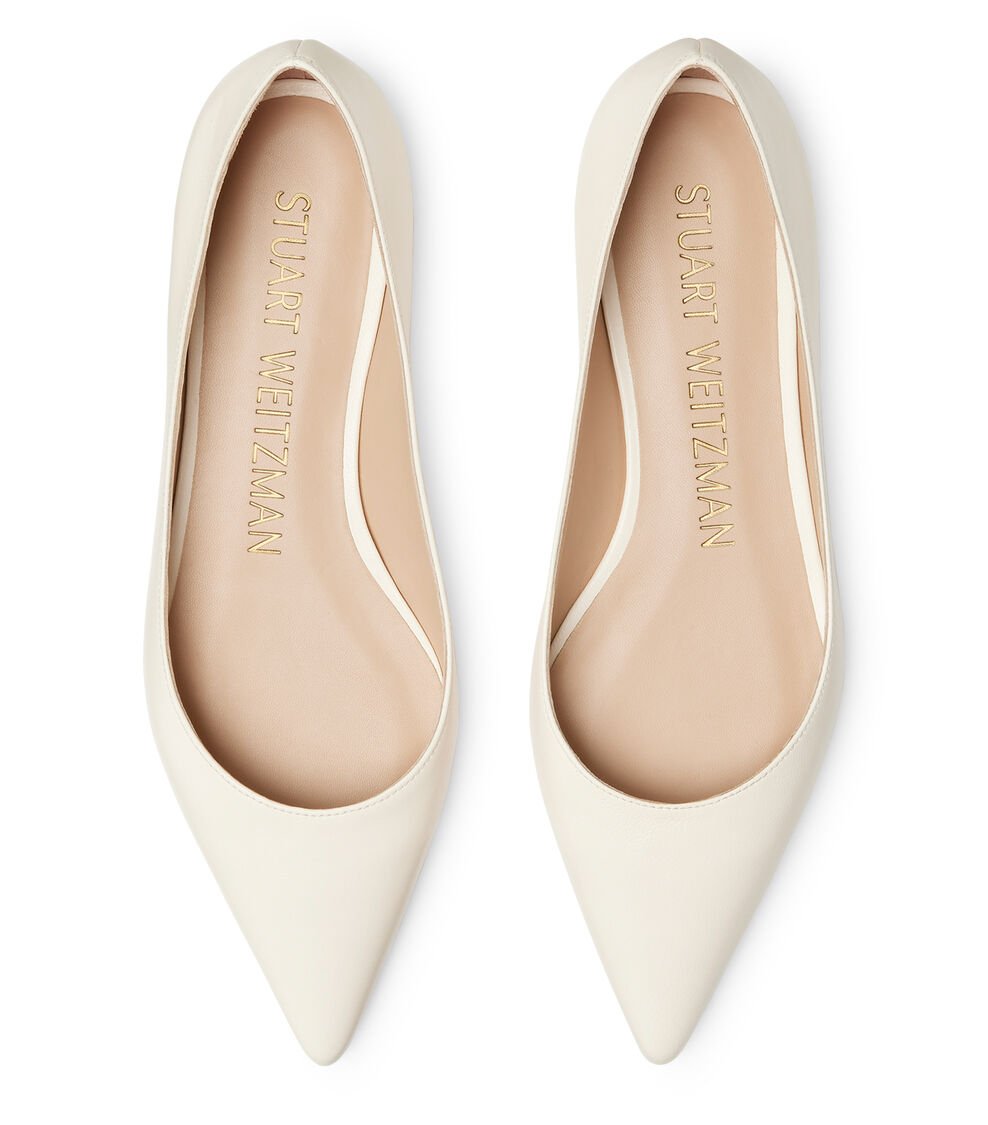 Stuart Weitzman EMILIA FLAT En ARENA De Mujer | Stuart Weitzman®