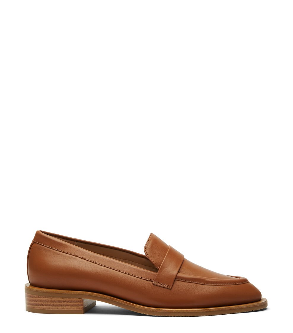 Stuart Weitzman PALMER SLEEK LOAFER en TOFFEE de Mujer | Stuart Weitzman®