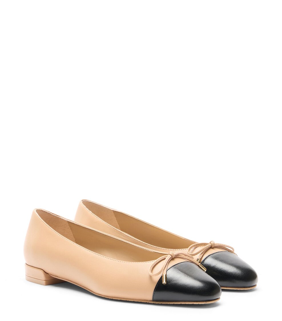 Stuart Weitzman SLEEK BOW FLAT En ADOBE/NEGRO De Mujer | Stuart Weitzman®