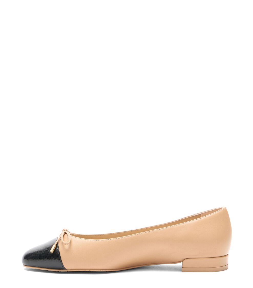 Stuart Weitzman SLEEK BOW FLAT En ADOBE/NEGRO De Mujer | Stuart Weitzman®