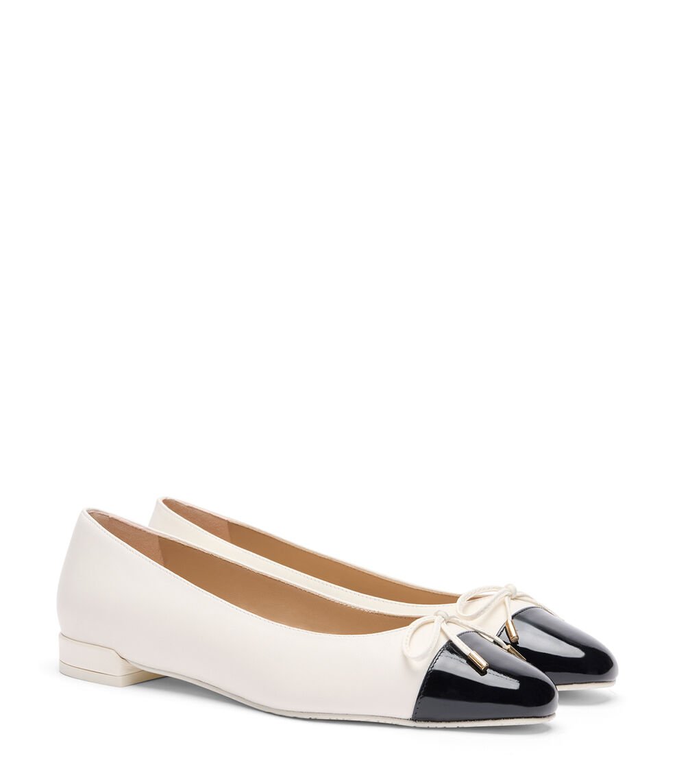 Stuart Weitzman SLEEK BOW FLAT En CREMA/NEGRO De Mujer | Stuart Weitzman®