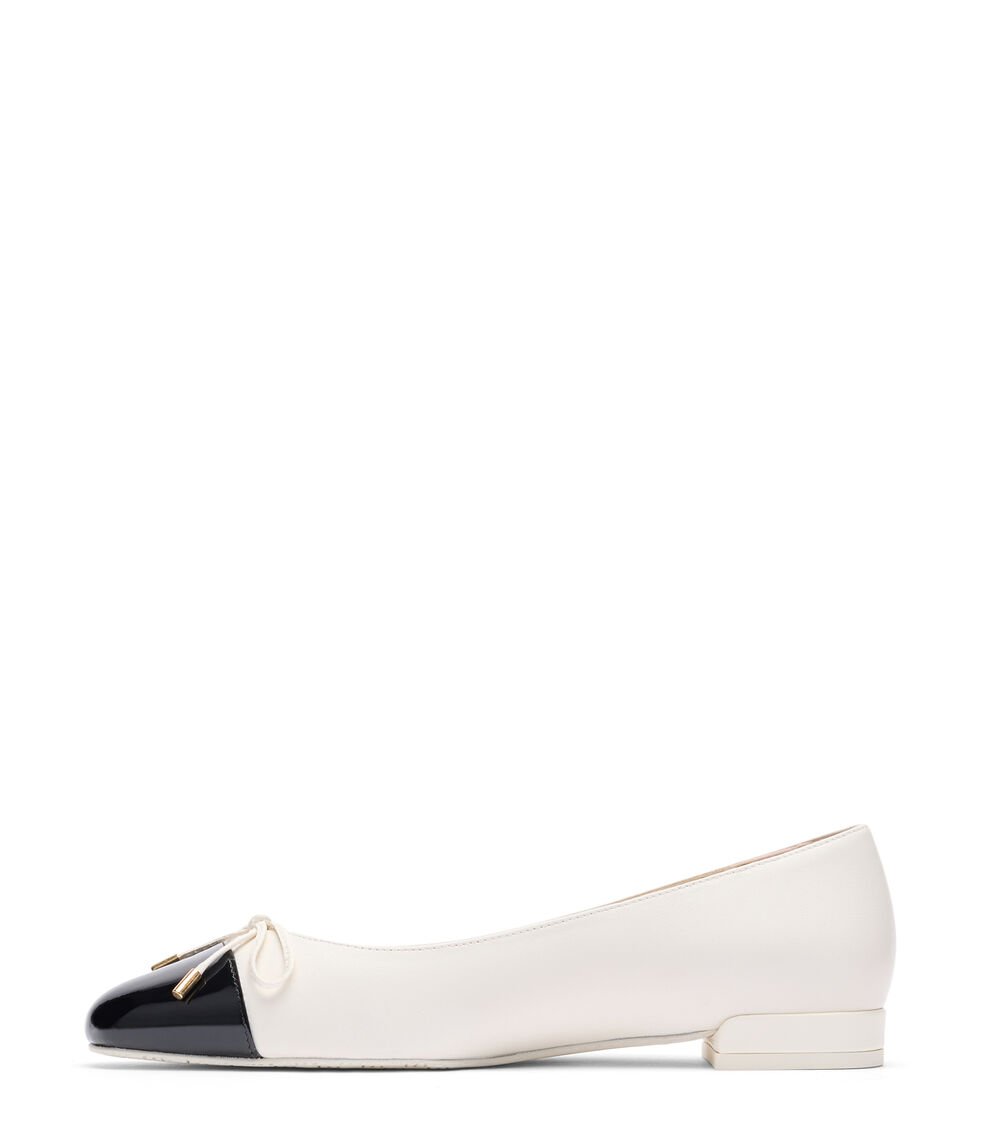 Stuart Weitzman SLEEK BOW FLAT En CREMA/NEGRO De Mujer | Stuart Weitzman®