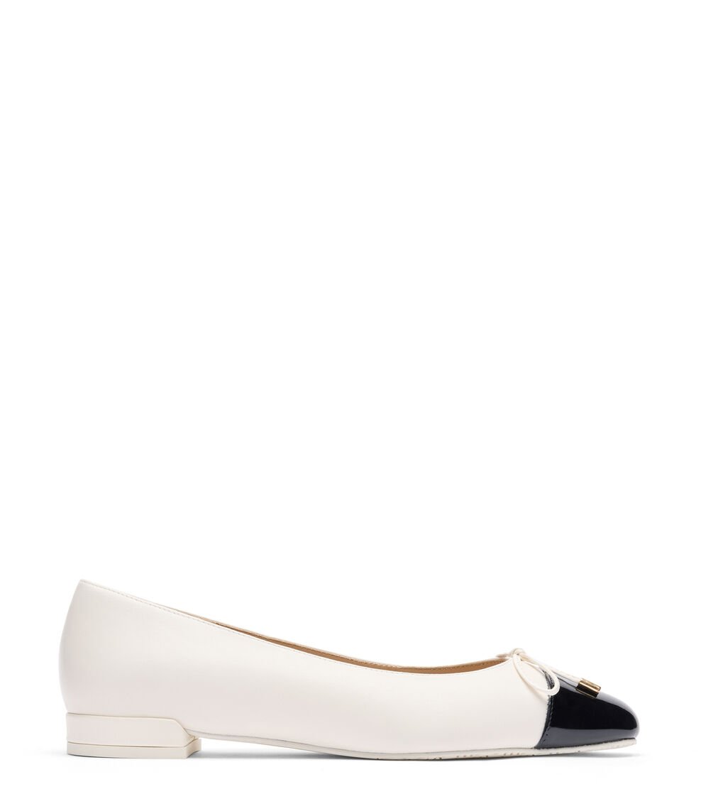 Stuart Weitzman SLEEK BOW FLAT en CREMA/NEGRO de Mujer | Stuart Weitzman®