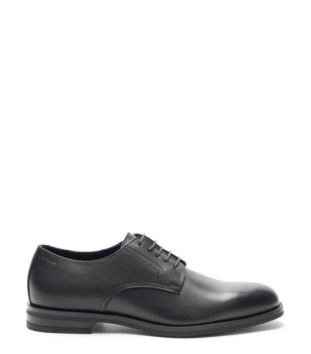 Stuart Weitzman SW CLUB CLASSIC DERBY en BLACK de Mujer | Stuart Weitzman®