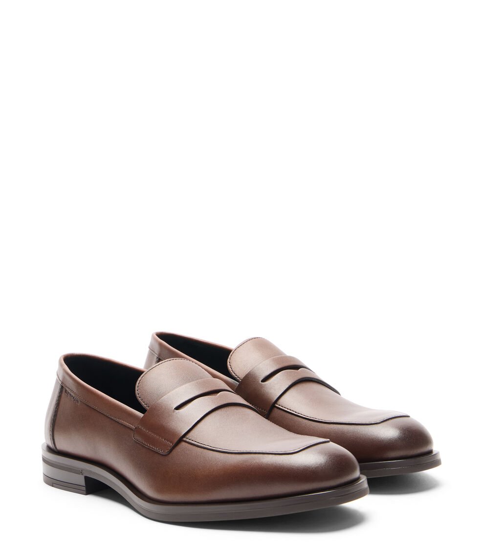 Stuart Weitzman SW CLUB CLASSIC PENNY LOAFER En BROWN De Mujer | Stuart Weitzman®
