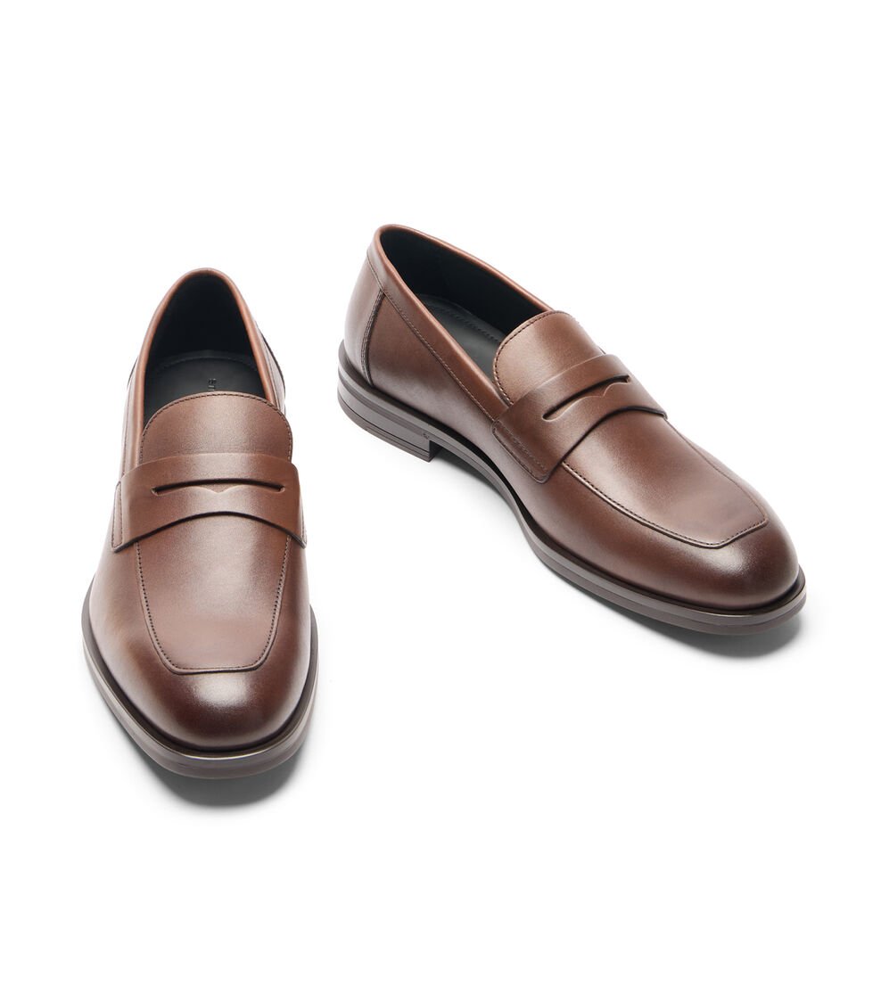 Stuart Weitzman SW CLUB CLASSIC PENNY LOAFER En BROWN De Mujer | Stuart Weitzman®