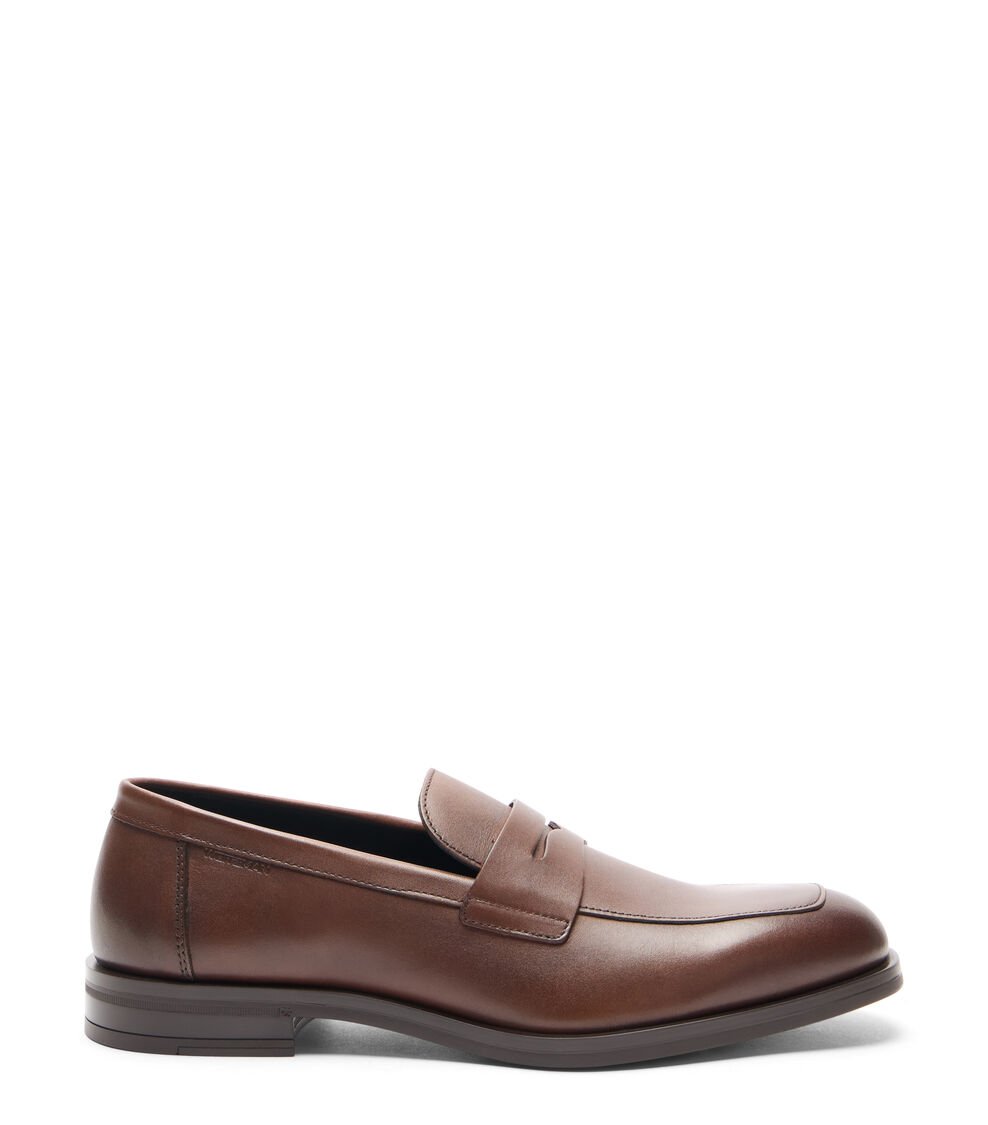 Stuart Weitzman SW CLUB CLASSIC PENNY LOAFER en BROWN de Mujer | Stuart Weitzman®