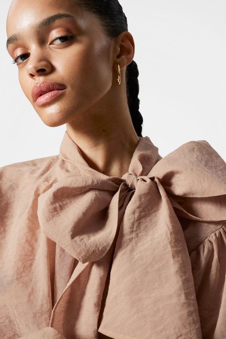 H&M Blusa Con Mangas Abullonadas Y Detalle De Lazo - Beige - MUJER