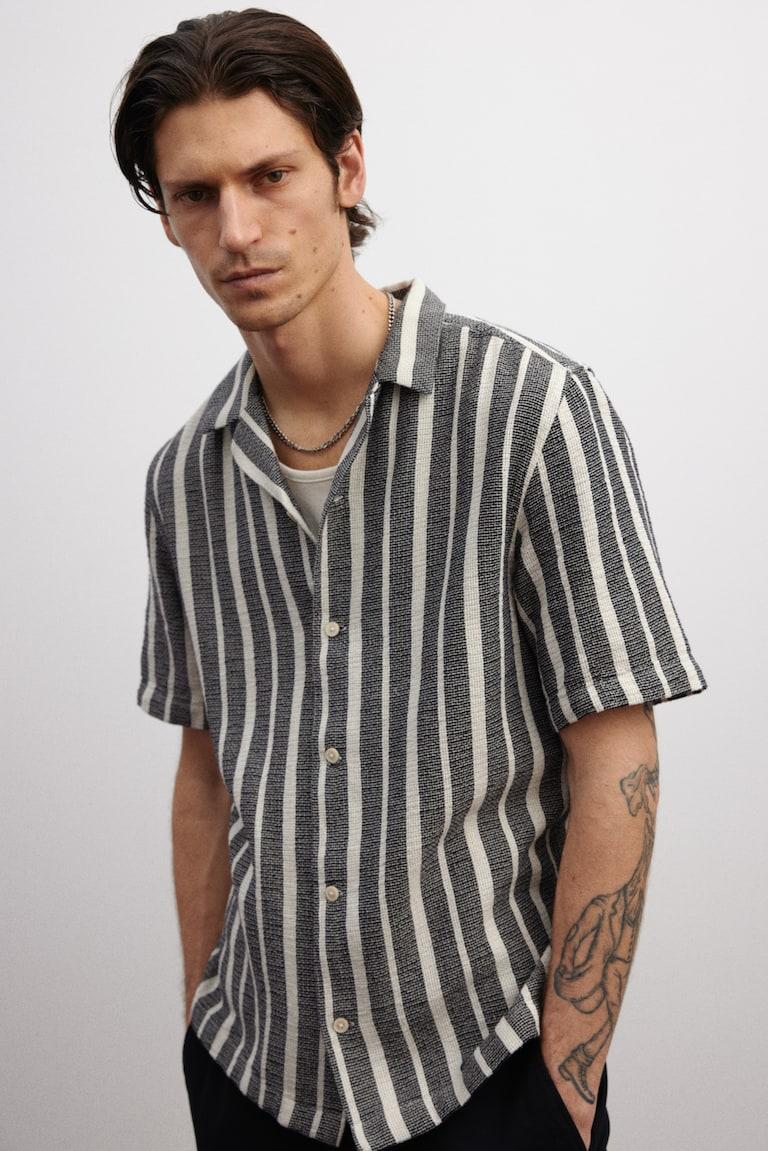 H&M Camisa resort con textura Regular Fit - Azul claro/Rayas - HOMBRE