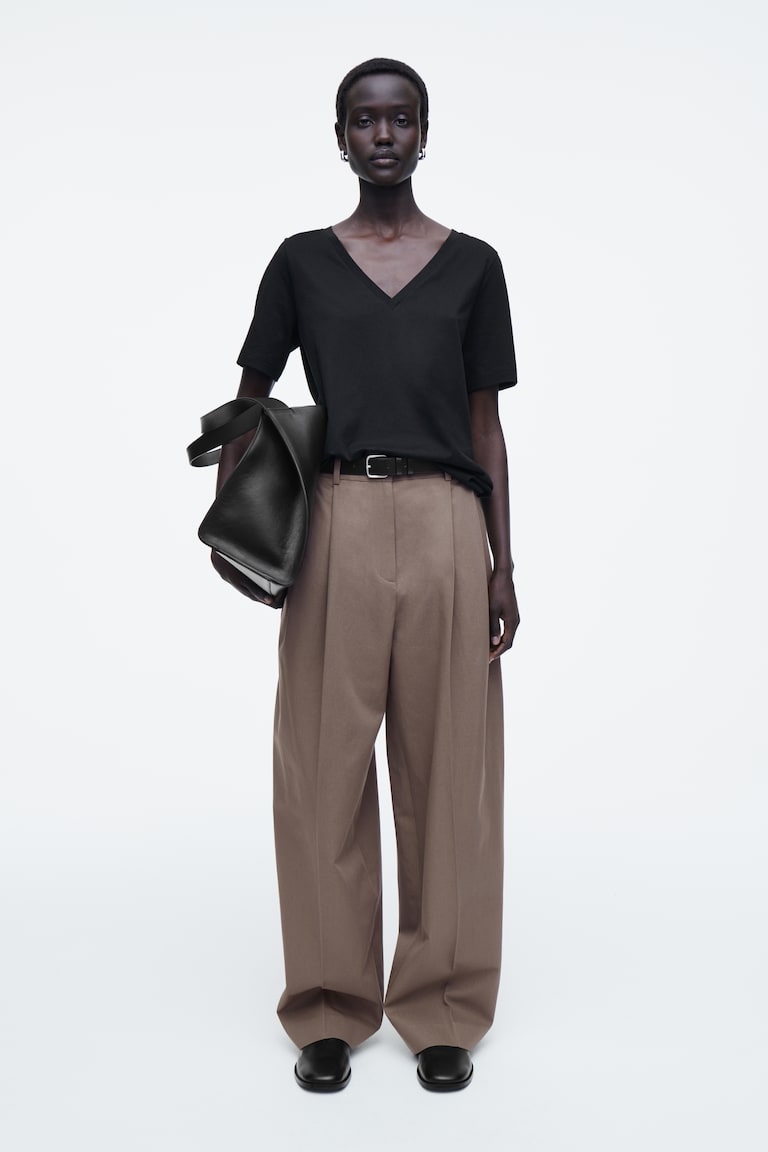 H&M CAMISETA CUELLO DE PICO 24/7 REGULAR FIT - CAQUI - MUJER