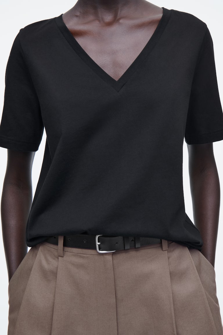 H&M CAMISETA CUELLO DE PICO 24/7 REGULAR FIT - NEGRO - MUJER