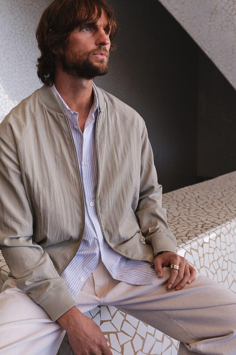 H&M Cazadora bomber en mezcla de lyocell Regular Fit - Beige grisáceo - HOMBRE
