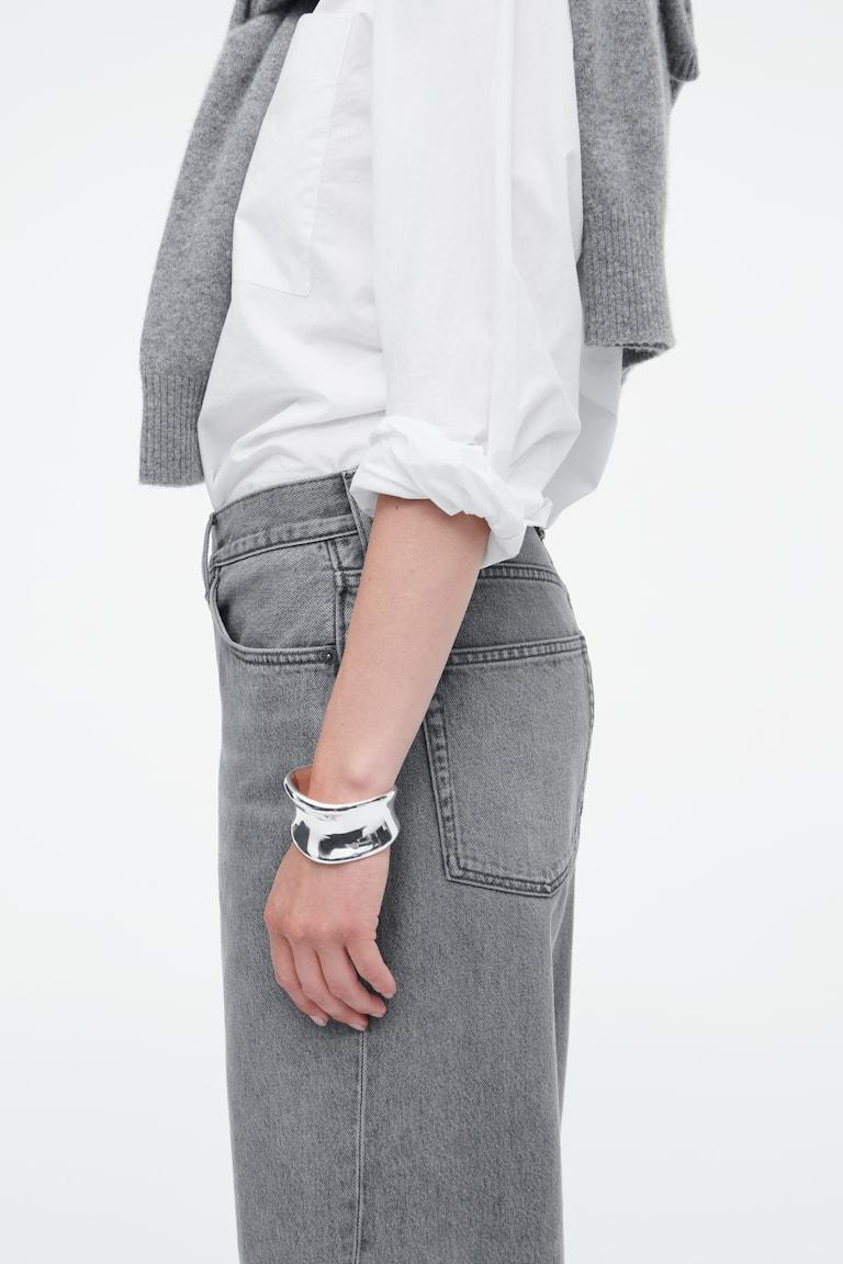 H&M BRAZALETE ESCULPIDO - PLATEADO - MUJER