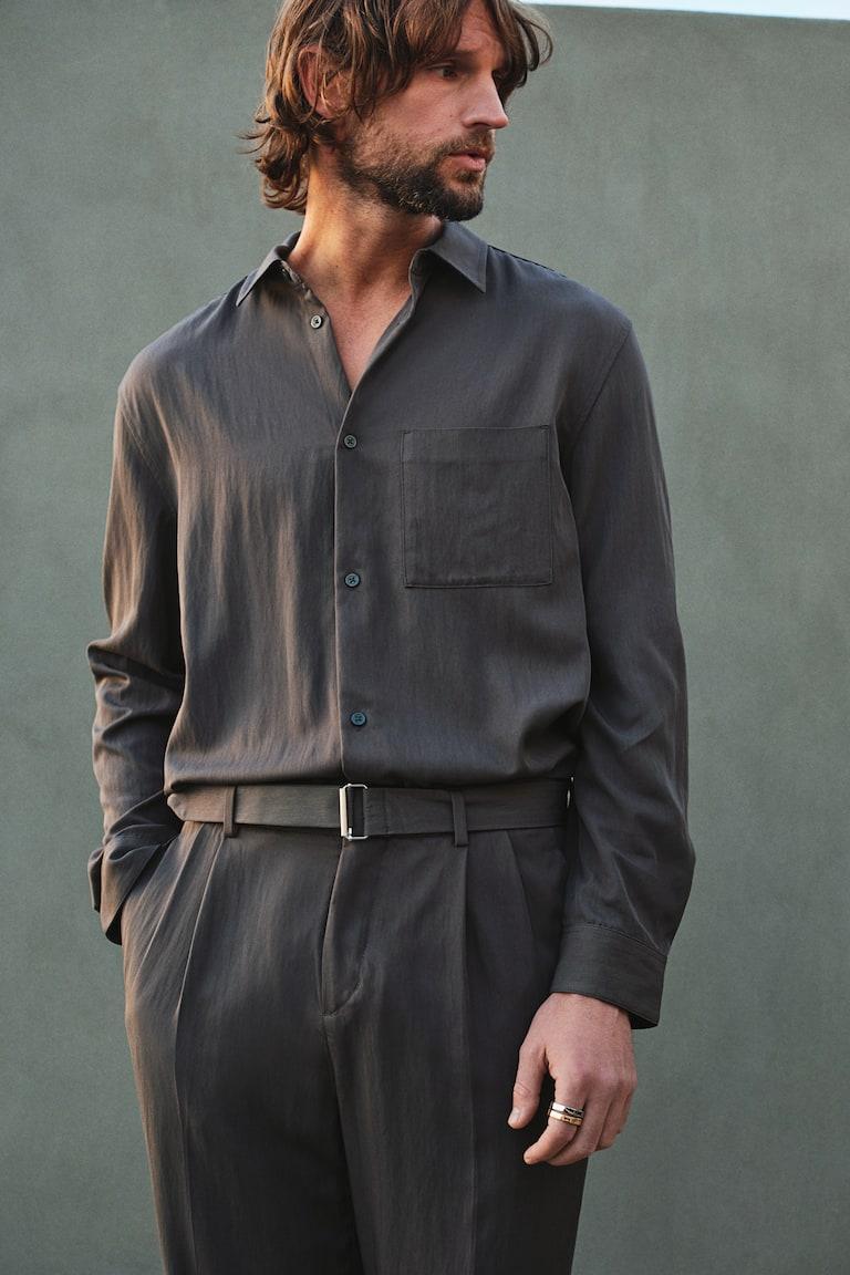 H&M Pantalón De Sarga Con Cinturón Regular Fit - Gris Oscuro - HOMBRE