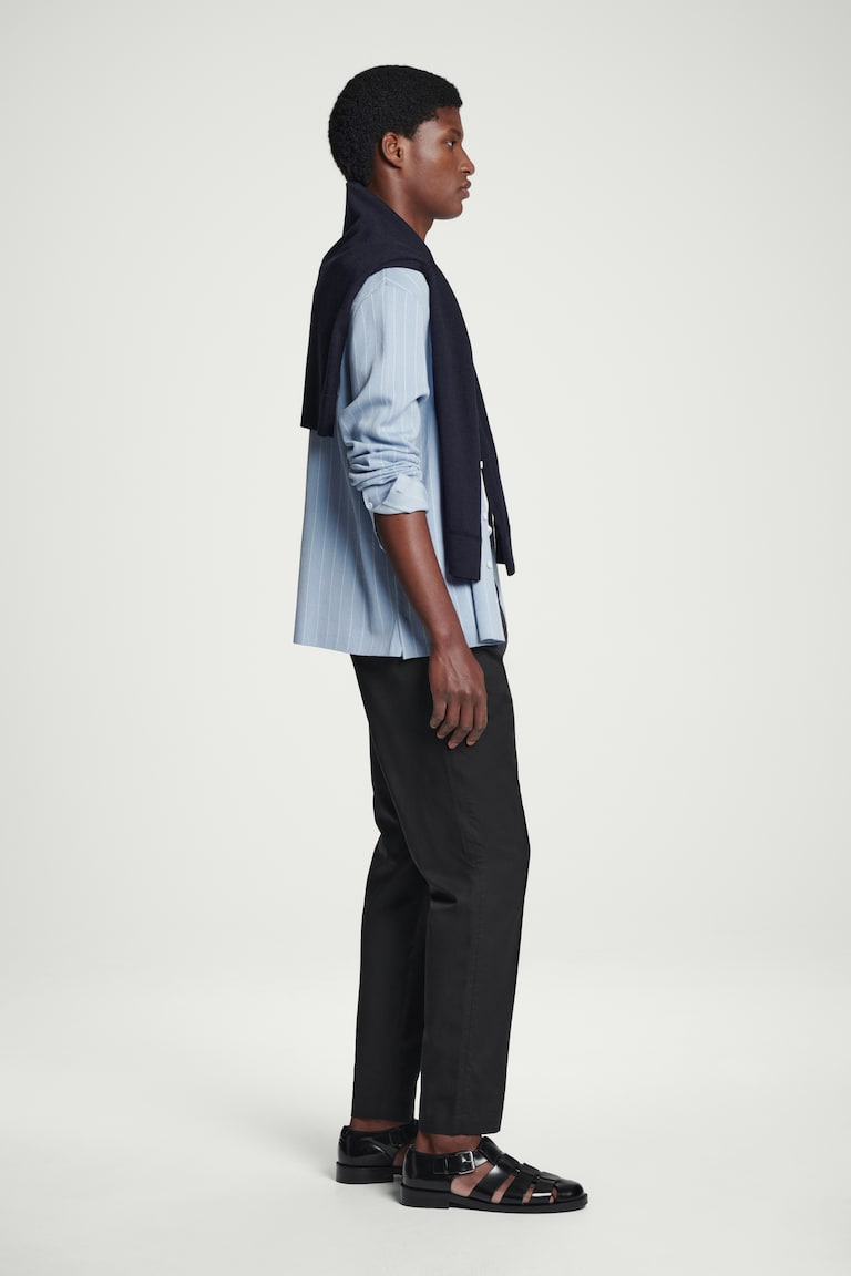 H&M PANTALONES DE SARGA TAPERED FIT - AZUL MARINO - HOMBRE