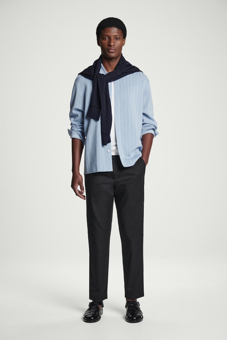 H&M PANTALONES DE SARGA TAPERED FIT - AZUL MARINO - HOMBRE