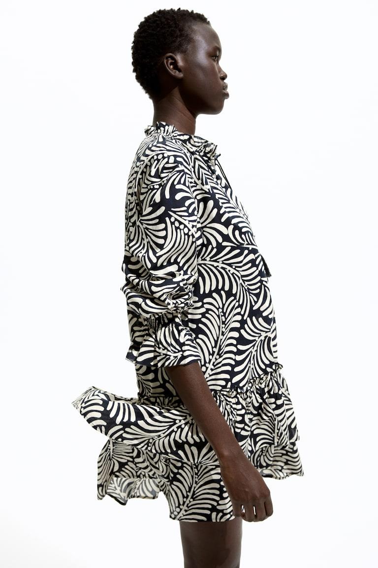 H&M Vestido con volantes y cinturón de anudar - Negro/Estampado crema - MUJER